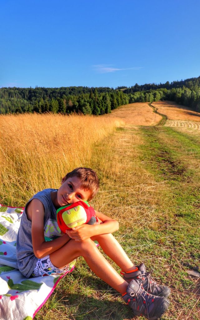 Dziecko odpoczywające na kocu na polanie - Gronik, szlak zielony z Brennej, niebieskie niebo