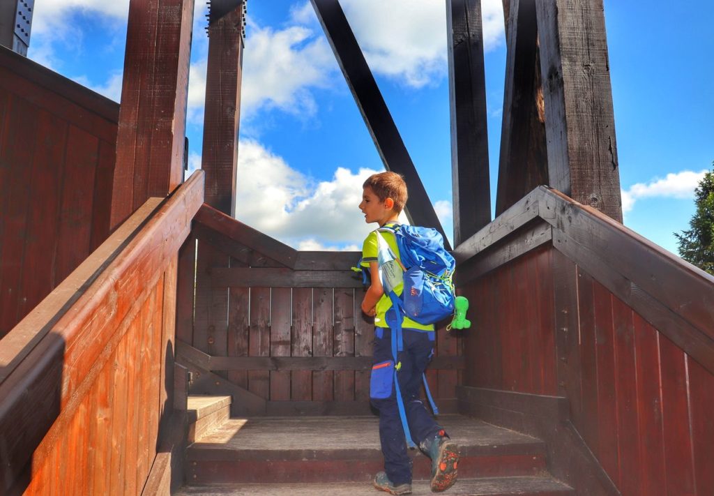 Dziecko wchodzące na drewnianą wieżę widokową Magurki - Ochotnica Dolna
