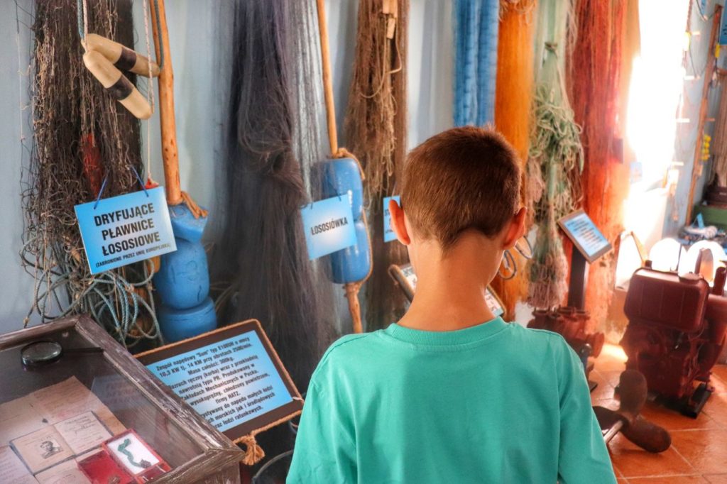 Dziecko zwiedzające Galerię Rybacką w Jezierzanach