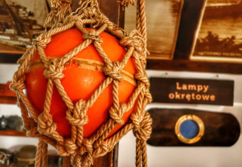 Eksponat - stara pomarańczowa boja rybacka, Galeria Rybacka w Jezierzanach