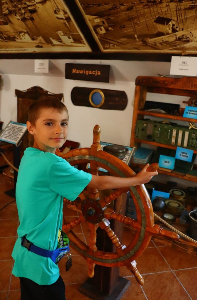 Galeria Rybacka w Jezierzanach, dziecko zwiedzające galerię rybacką
