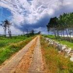 Mierzeja Kopań - najwęższe miejsce mierzei, widok na Jezioro Kopań i Morze Bałtyckie, letni dzień, niebieskie niebo z białymi chmurami