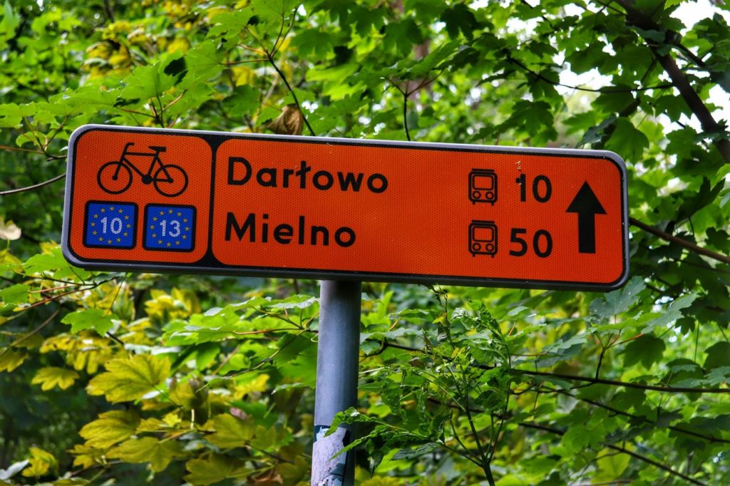 Mierzeja Kopań, pomarańczowa tabliczka - szlak rowerowy, Darłowo 10, Mielno 50