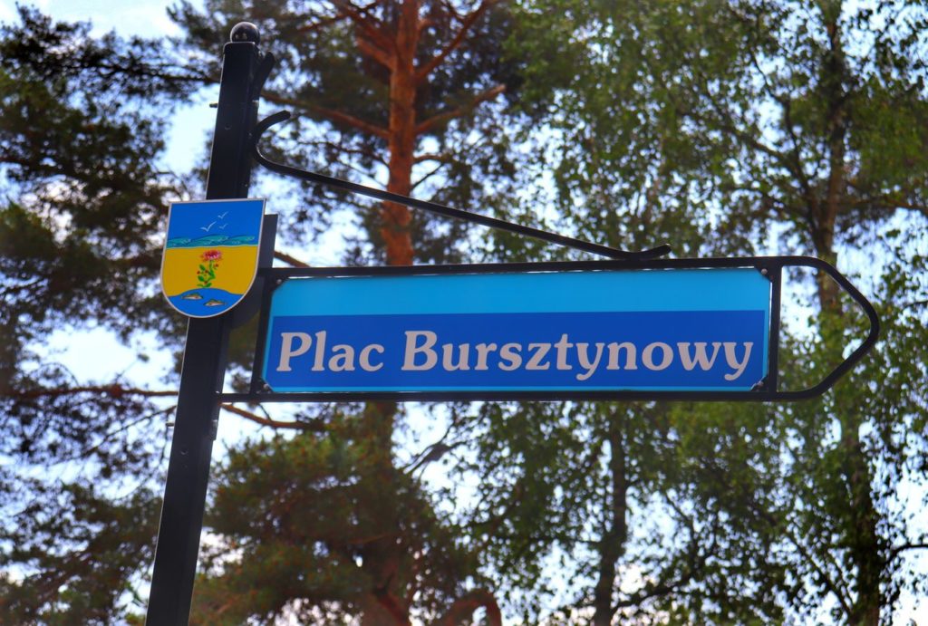 Niebieska tabliczka oznaczająca - Plac Bursztynowy, Wieś Wicie