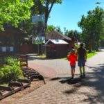 Turysta z dzieckiem, kasy do zagrody żubrów w Pszczynie