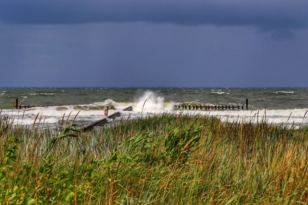 Widok na wzburzone Morze Bałtyckie z deptaku - Mierzeja Kopań