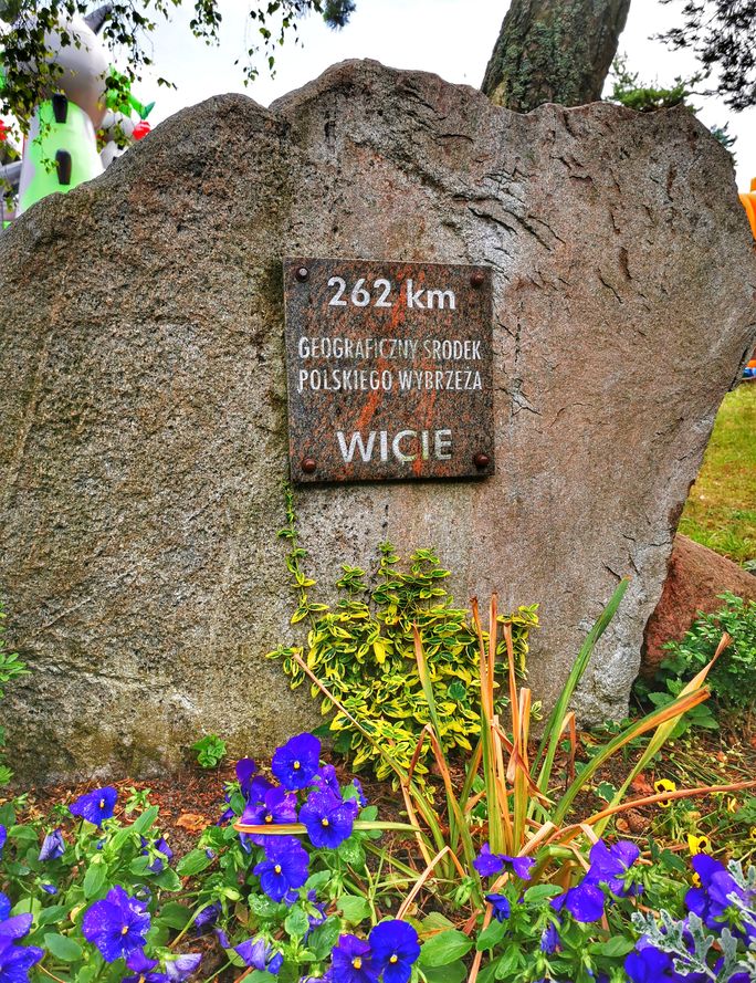 Wieś Wicie - kamień - geograficzny środek polskiego wybrzeża 262 km