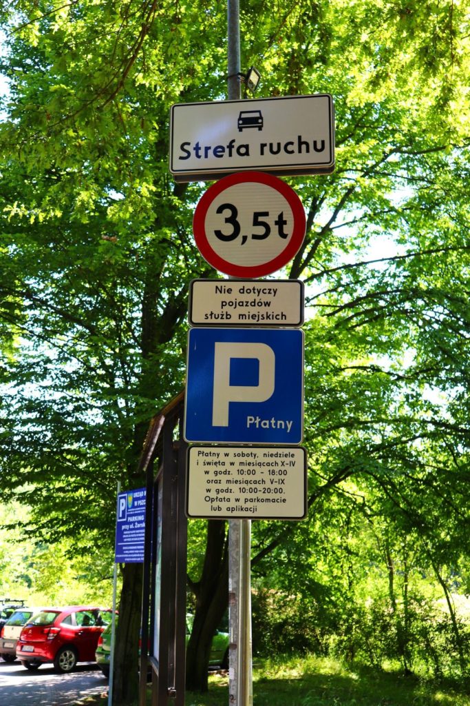 Zagroda Żubrów Pszczyna parking, tablica informacyjna o płatności za parking