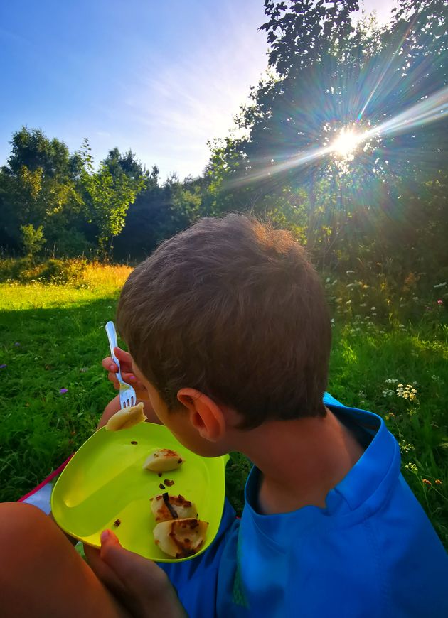 Dziecko jedzące pierogi, piknik w Beskidzie Małym, słoneczne popołudnie