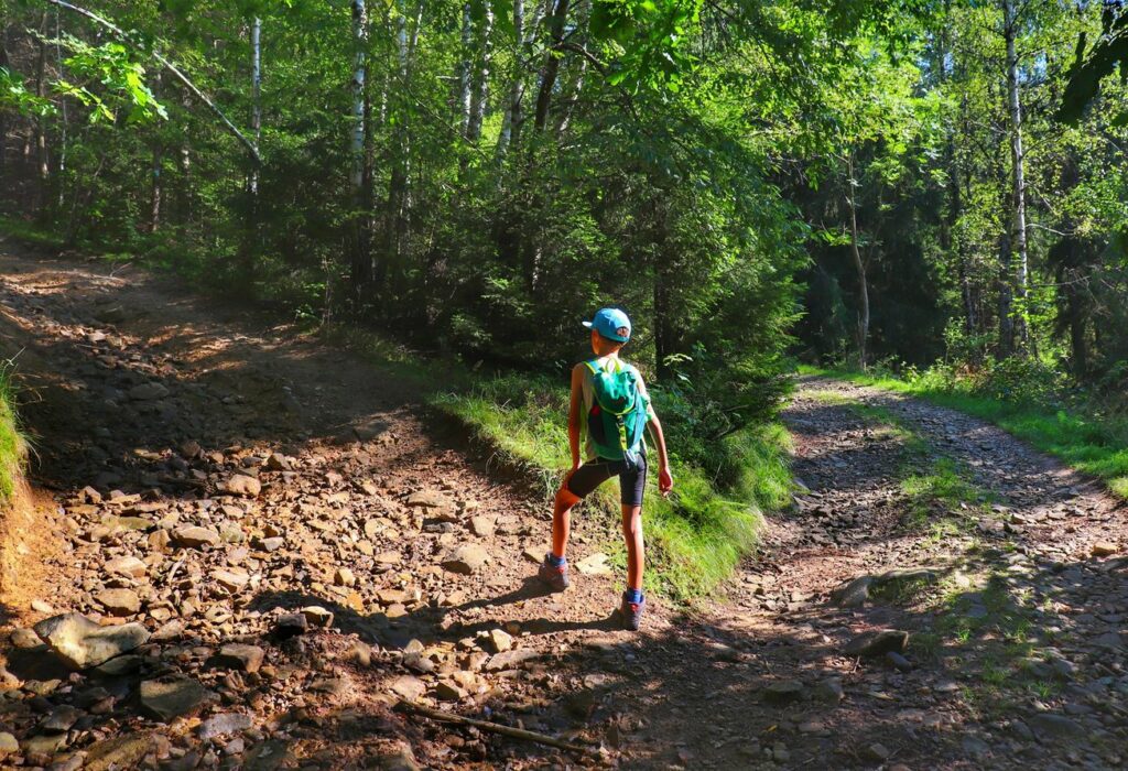Dziecko, miejsce skrętu szlaku zielonego spacerowego w lewo - Brzuśnik - Słowianka