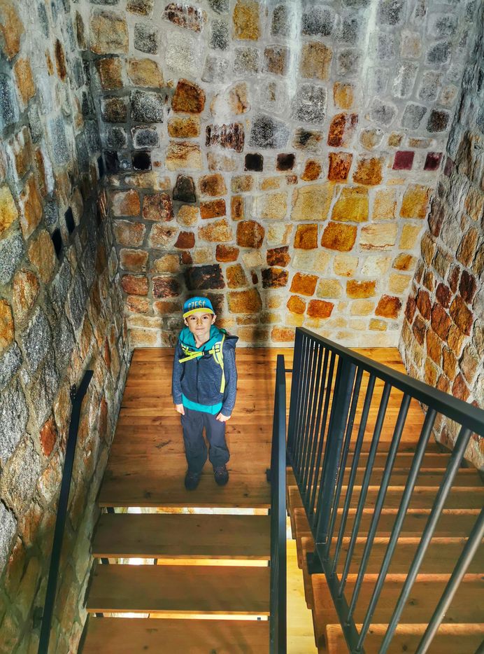 Dziecko w wieży widokowej na Wysokim Kamieniu w Górach Izerskich, kamienne ściany, schody