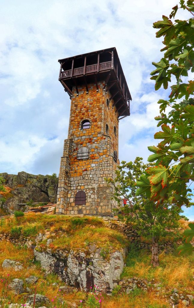 Kamienna wieża widokowa Wysoki Kamień w Górach Izerskich, skały, niebieskie niebo