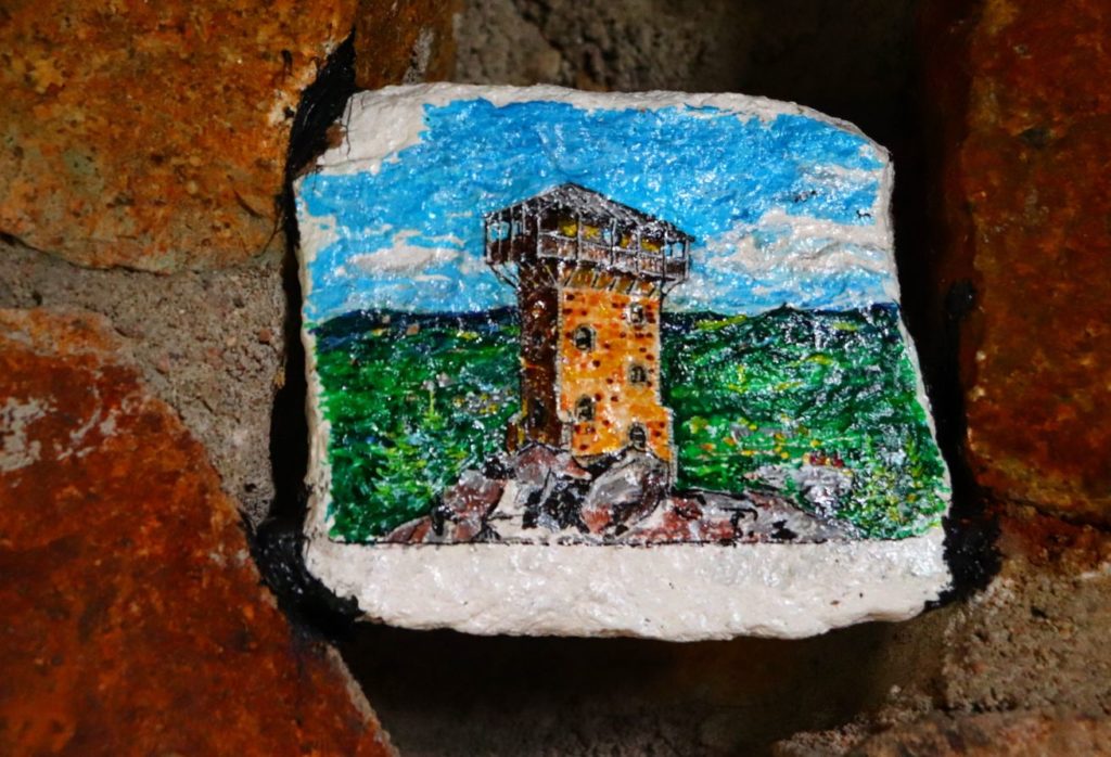 Ozdobny kamień, ściana, wieża widokowa na Wysokim Kamieniu w Górach Izerskich