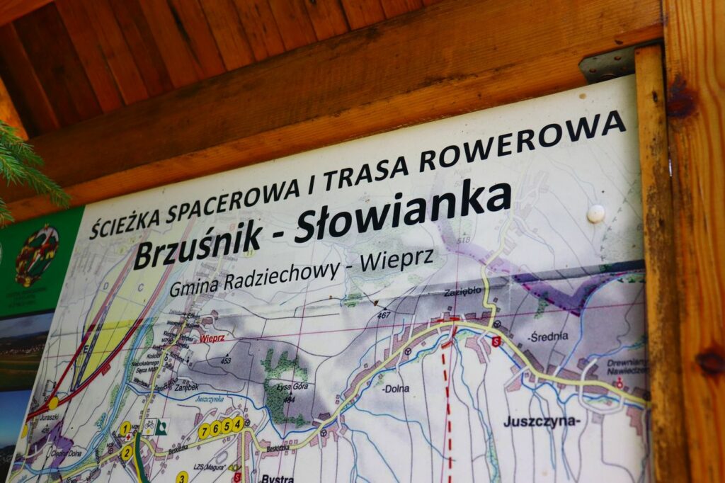 Ścieżka spacerowa i trasa rowerowa Brzuśnik - Słowianka, tablica z mapą