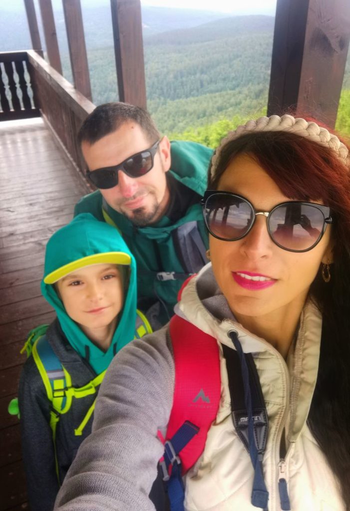 Szczęśliwa rodzina na wieży widokowej Wysoki Kamień w Górach Izerskich