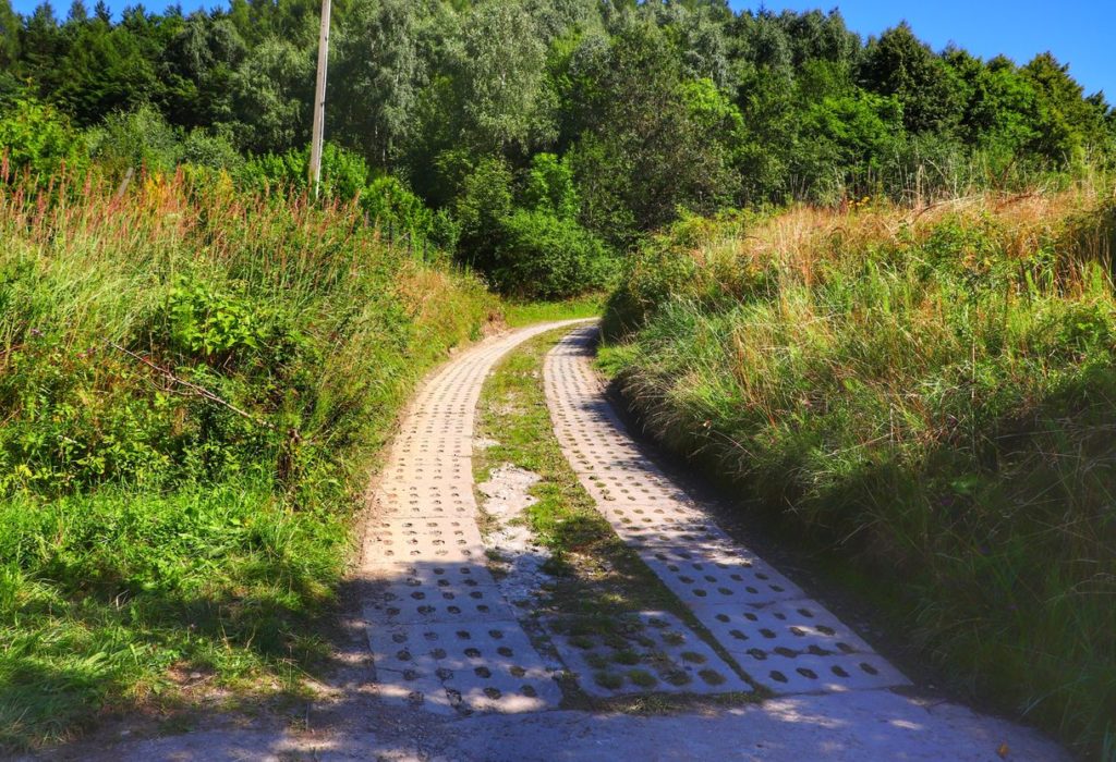 Szeroka droga wyłożona betonowymi płytami - szlak zielony Krzeszów, małopolska