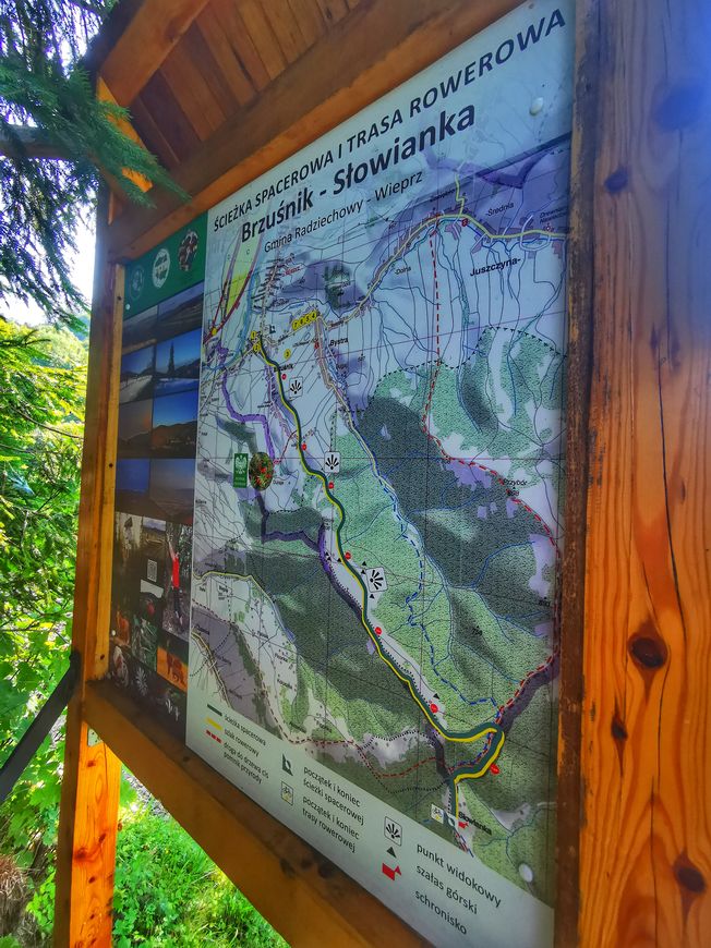 Tablica informacyjna z mapą na zielonym szlaku spacerowym i żółtym szlaku rowerowym - Brzuśnik - Słowianka