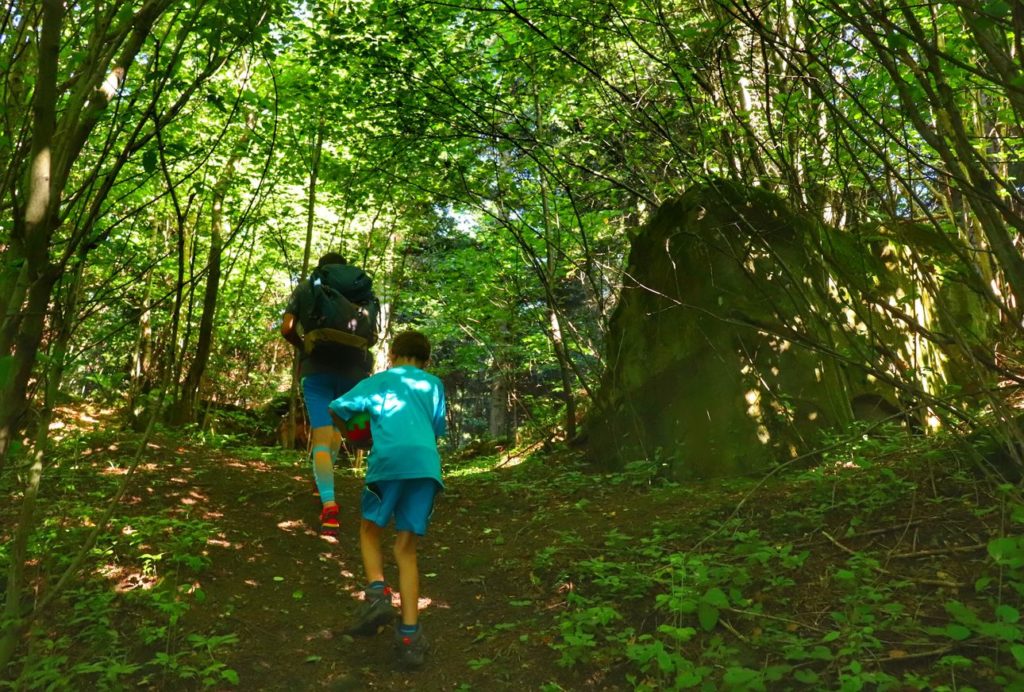 Turysta z dzieckiem, szlak zielony - Kozie Skały w Beskidzie Małym