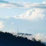 Widok na najwyższy szczyt Beskidu Śląskiego - Skrzyczne z trasy na Halę Radziechowską od strony Twardorzeczki