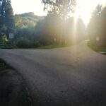 Rozwidlenie drogi w Dolinie Zimnika, szlak żółty na Malinowską Skałę skręt w lewo, słoneczne popołudnie