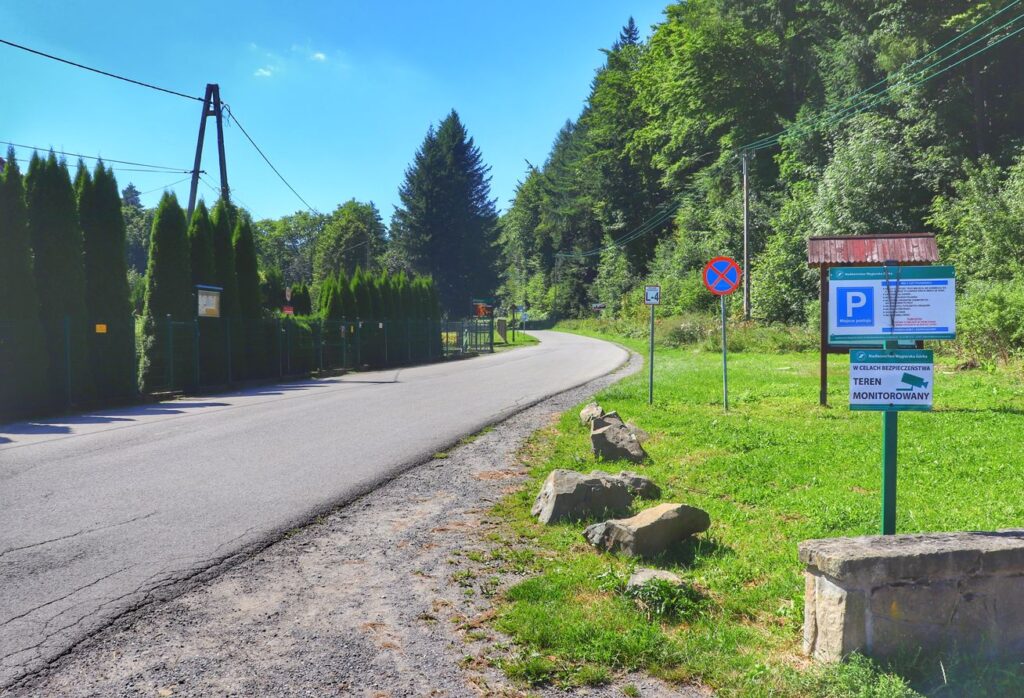 Dolina Zimnika, Lipowa, droga asfaltowa, znak parking
