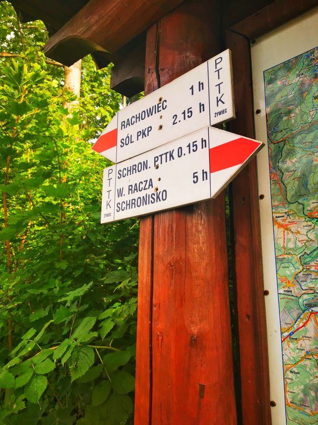 Drogowskazy - Zwardoń szlak czerwony na Rachowiec 1h