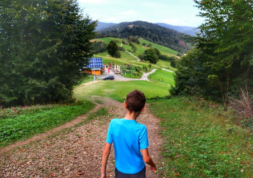 Dziecko idące szlakiem żółtym w kierunku Rancza Cieńków w Wiśle