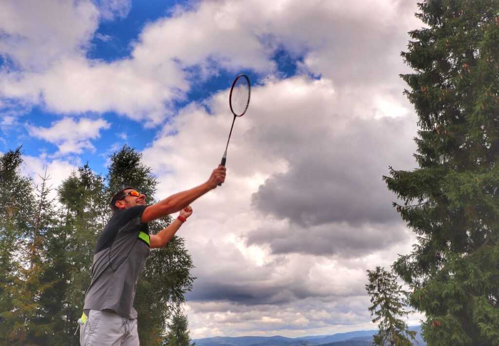 Mężczyzna grający w badmintona na polanie szczytowej - Rachowiec