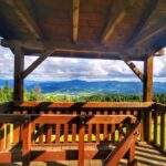 Na górze drewnianej wieży widokowej na Rachowcu, krajobraz górski