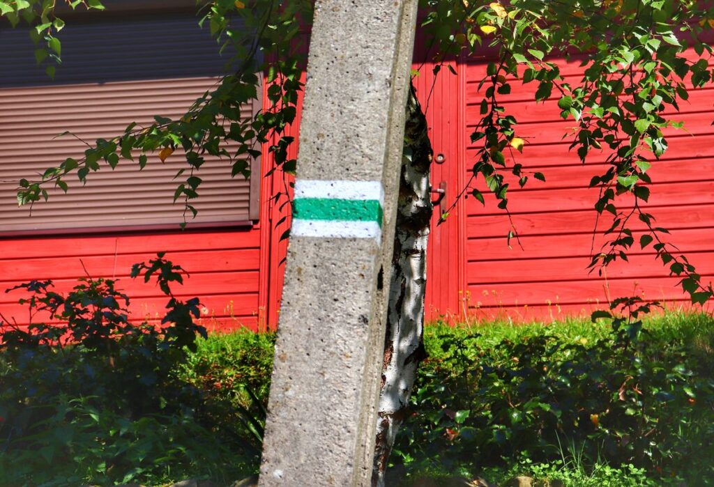 Oznaczenie szlaku zielonego na betonowym słupie