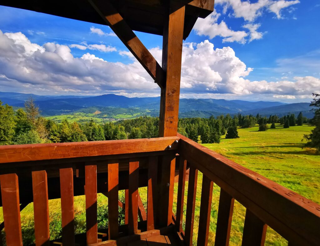 Platforma widokowa na Rachowcu w Beskidzie Żywieckim, krajobraz górski, niebieskie niebo