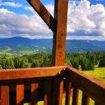 Platforma widokowa na Rachowcu w Beskidzie Żywieckim, krajobraz górski, niebieskie niebo