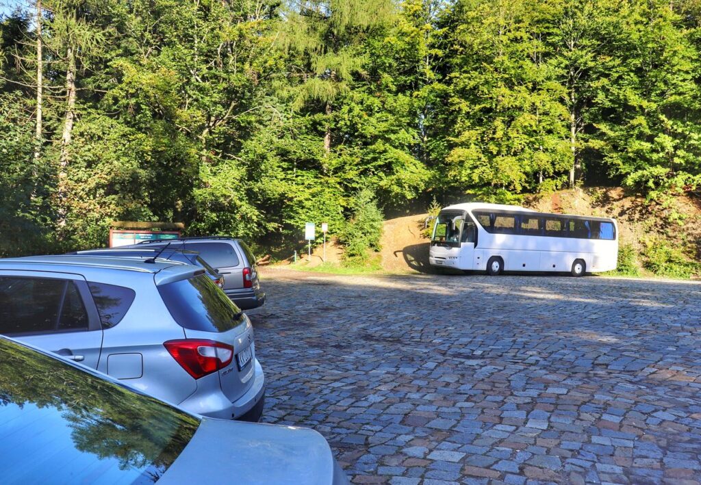 Parking na Przełęczy Przegibek w Beskidzie Małym, samochody, autobus