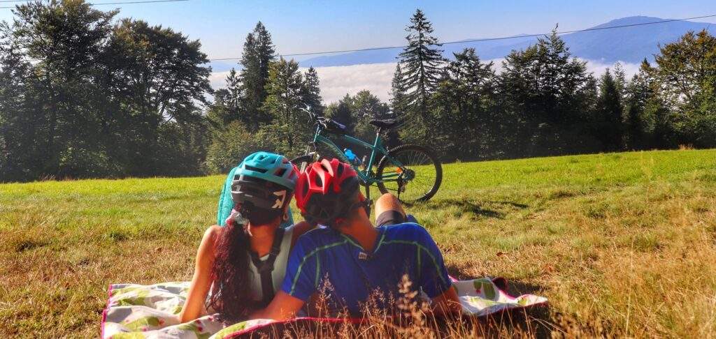 Rowerzyści odpoczywający na polanie widokowej w drodze na Magurkę Wilkowicką