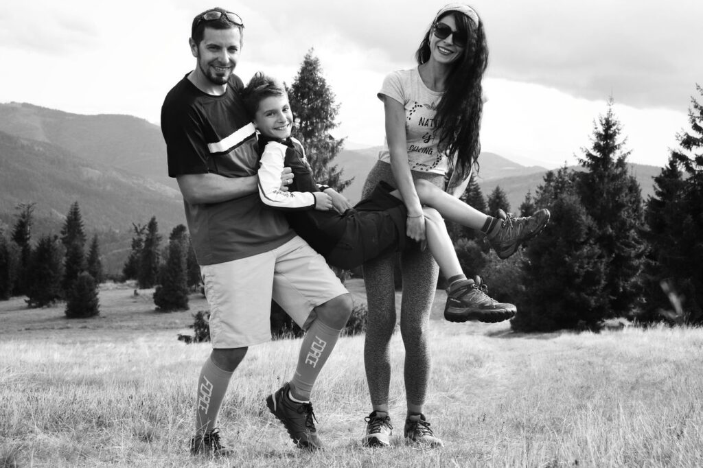 Szczęśliwa rodzina na szczycie Rachowiec