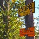 Żółta tabliczka z napisem Czupel, Beskid Mały