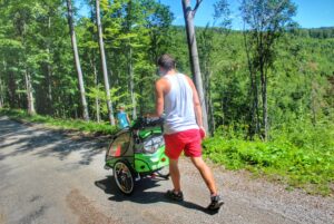 Turysta z dzieckiem, wózek, Beskid Śląski, droga na Skrzyczne