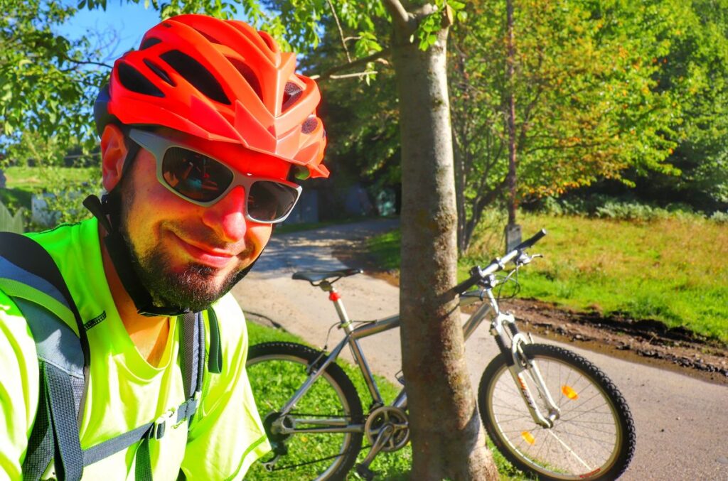Uśmiechnięty rowerzysta odpoczywający na ławce na szlaku niebieskim w Brennej