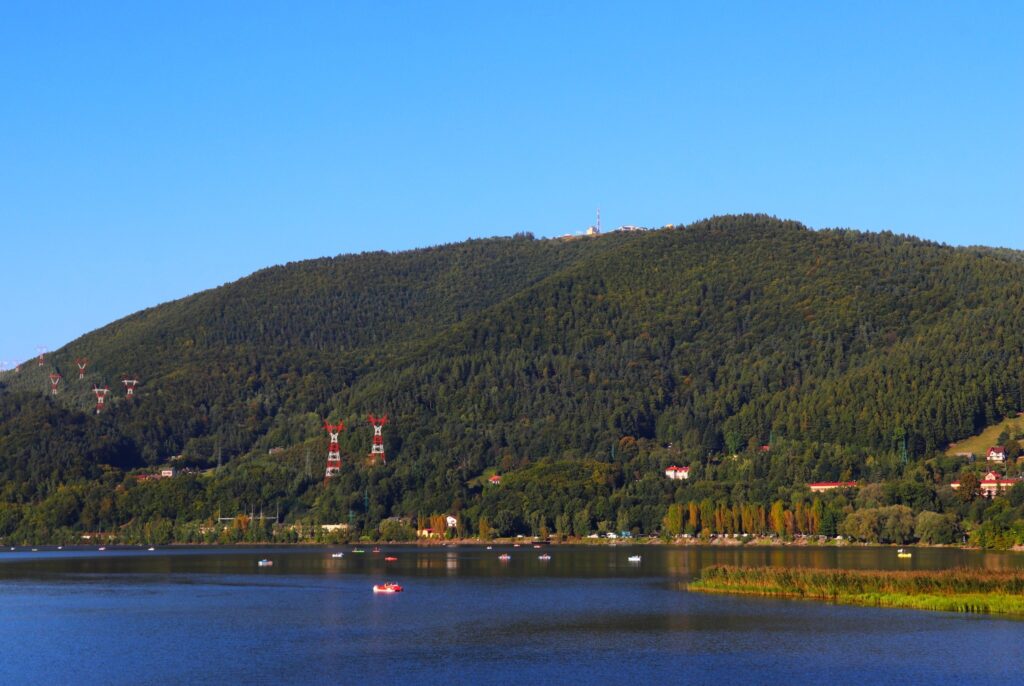 Widok na Jezioro Międzybrodzkie i Górę Żar