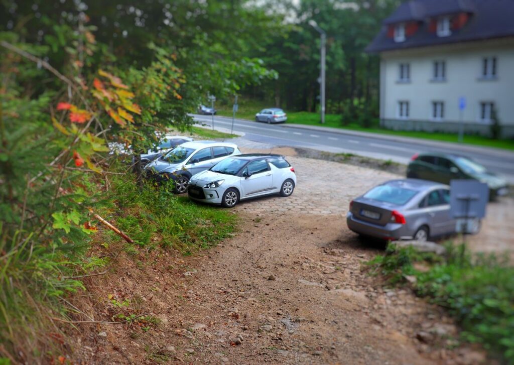 Widok na parking w Wiśle Czarne z żółtego szlaku