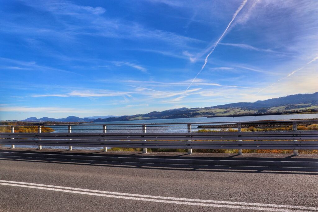 Dębno - droga biegnąca do Krościenka nad Dunajcem, most nad rzeką Dunajec, niebieskie niebo