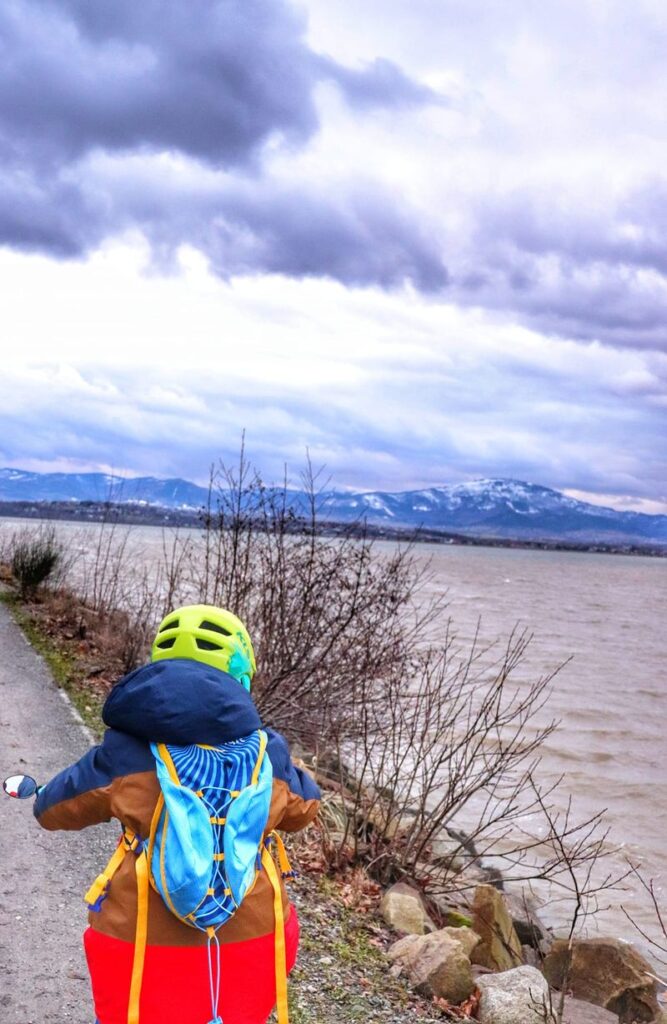 Dziecko na rowerze, trasa wzdłuż Jeziora Żywieckiego, widok na Beskidy