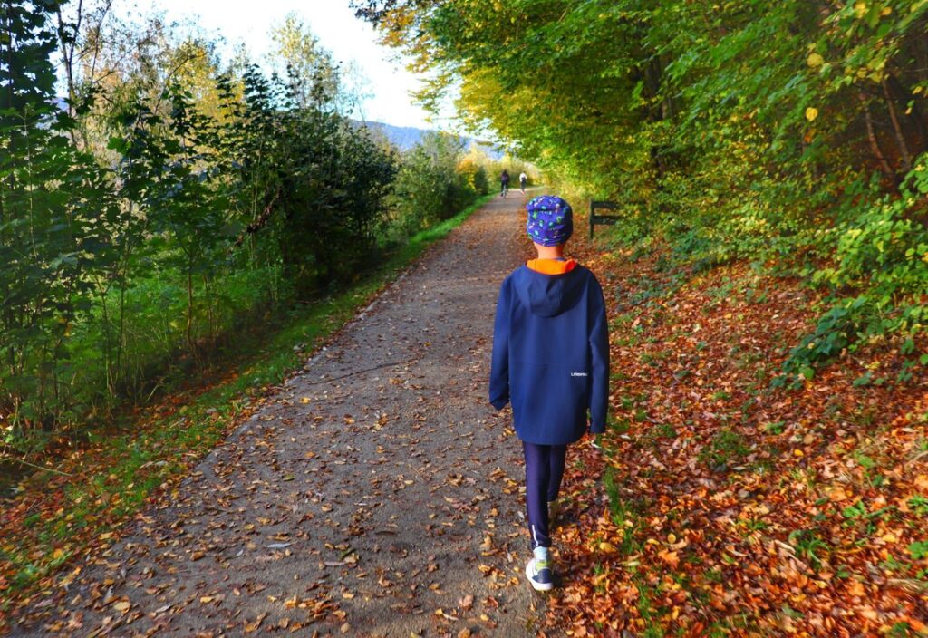 Dziecko, ścieżka na szlaku zielonym w Żywcu, jesień