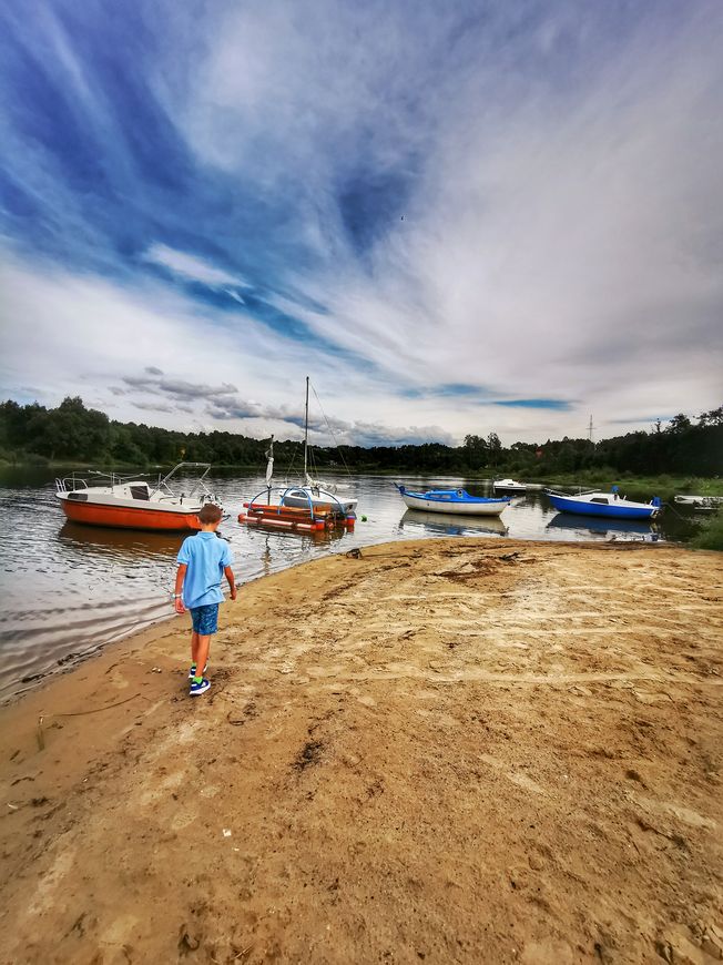Dziecko spacerujące po plaży - Jezioro Żywieckie