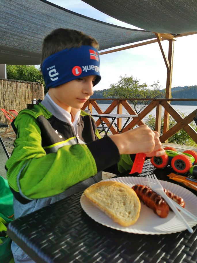 Dziecko w Barze Fabryka Smaku -Velo Czorsztyn, talerz z kiełbasami i chlebem