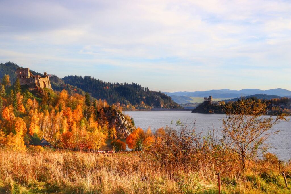 Jesienny widok na Zamek w Czorsztynie i Jezioro Czorsztyńskie,