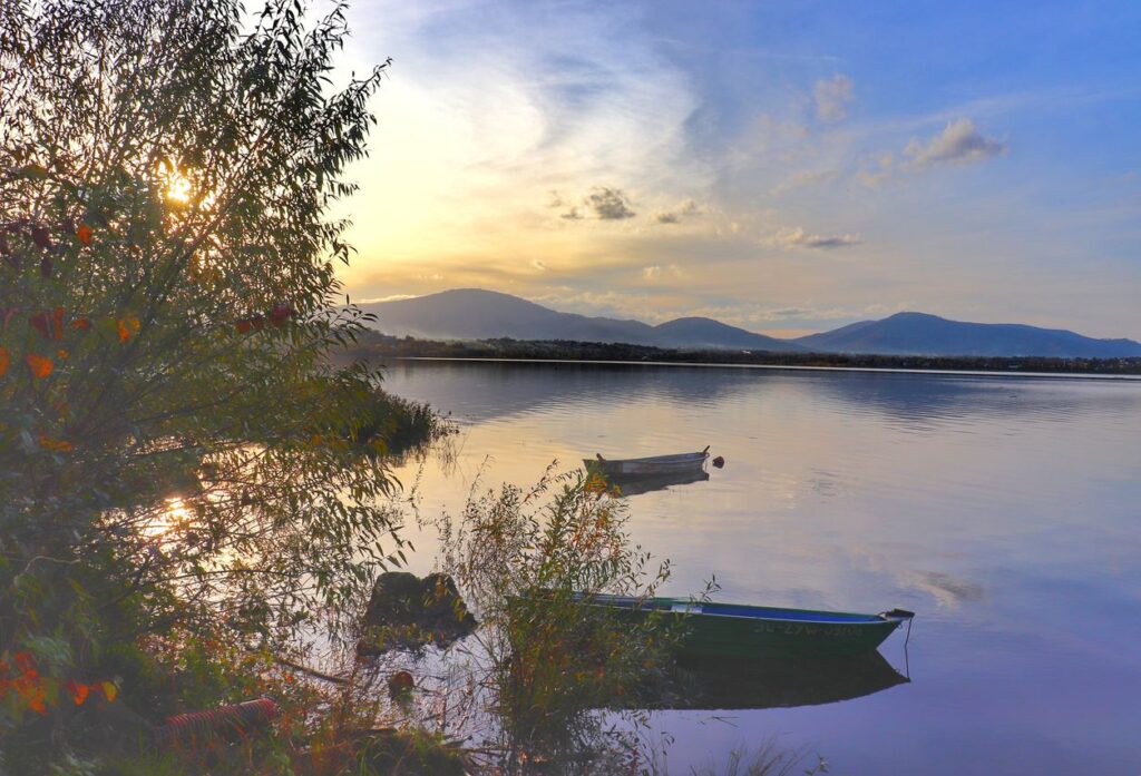 Jezioro Żywieckie o zachodzie słońca, łódki, jesienna sceneria