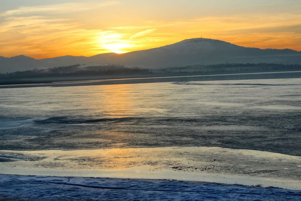Jezioro Żywieckie - widok na szczyt Skrzyczne, zima