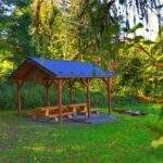 Kozy, miejsce wypoczynkowe dla turystów- drewniana wiata