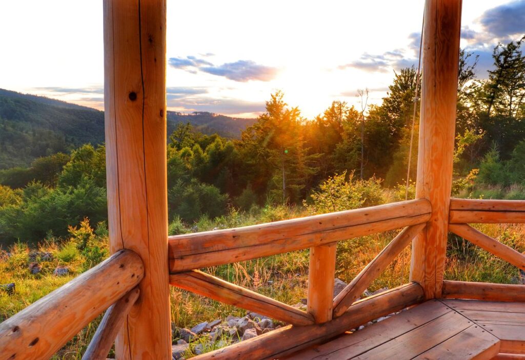 Letni zachód słońca w Beskidach podziwiany z drewnianej altanki na Koziej Górze 